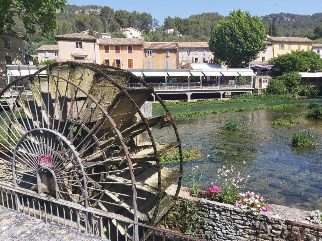 Villa Gite Dans Les Pins Avec Piscine Mazan Exterior foto